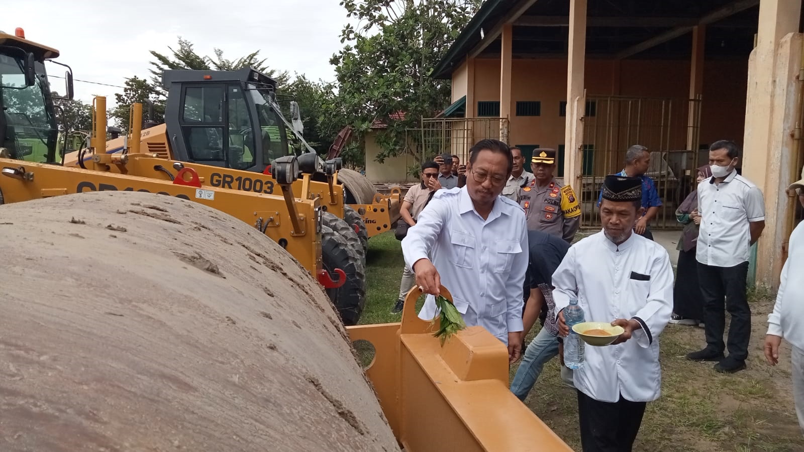Bupati Sukamara Masduki bersama tokoh agama saat melaksanakan tradisi tampung tawar untuk tiga alat berat yang akan dioperasionalkan mulai tahun ini.