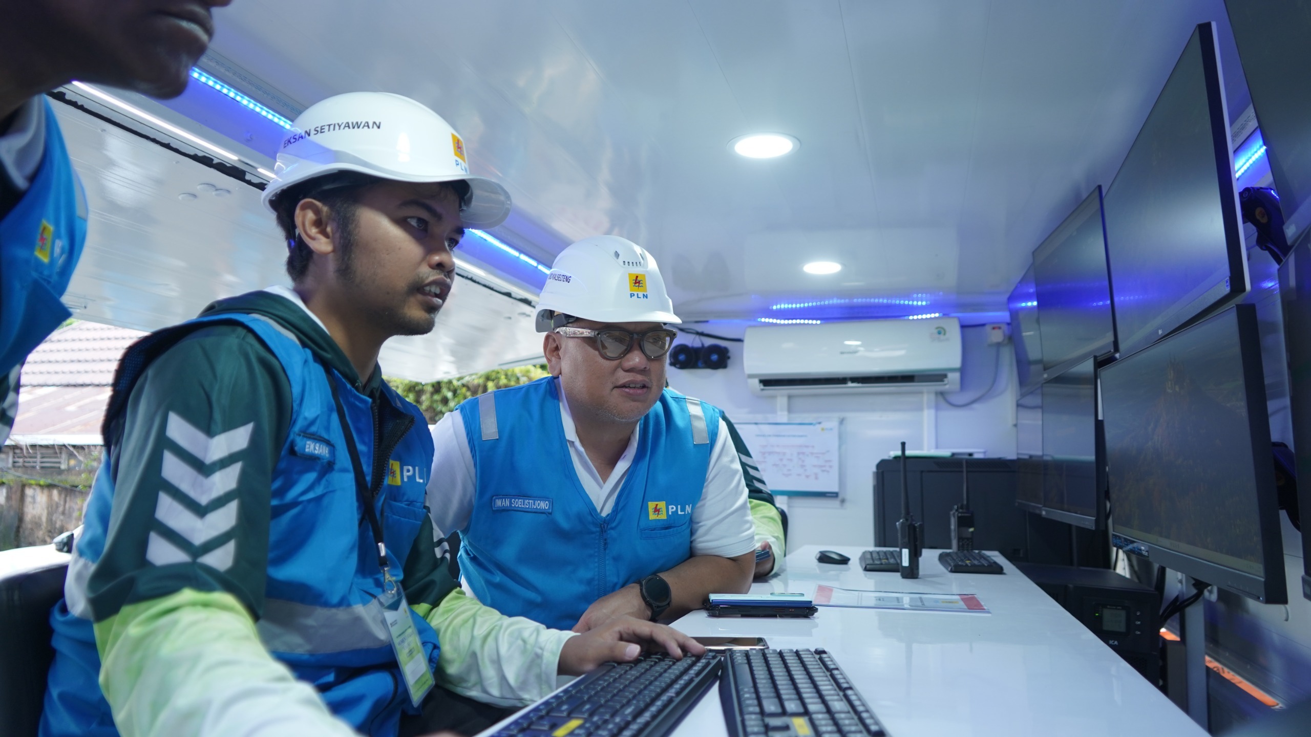 General Manager PLN UID Kalselteng melakukan pengecekan kondisi kelistrikan secara real time melalui DCC Mobile selama pengamanan  pengamanan Momen 5 Rajab di Martapura.