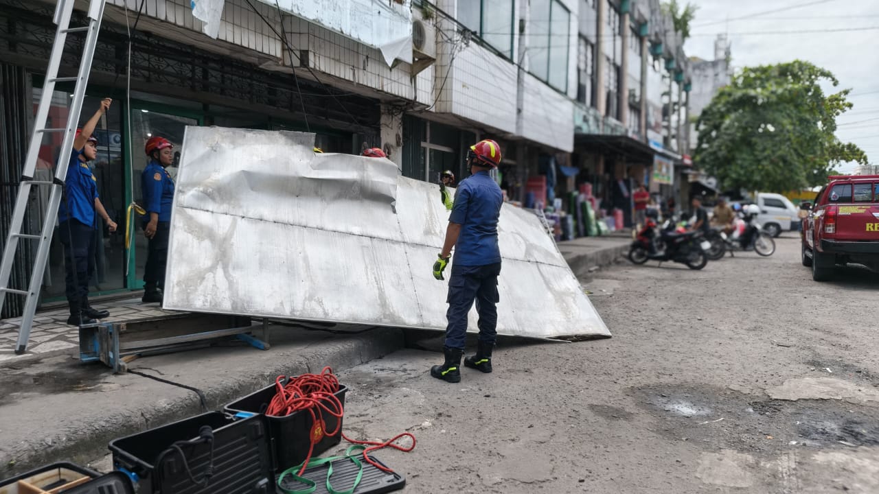 Petugas Disdamkarmat Kotim mengamankan rangka reklame yang rawan jatuh dan dapat membahayakan warga sekitar, Rabu (7/1/2026). (Humas Disdamkarmat Kotim)