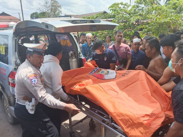 BUNUH DIRI: Tim Inafis Satreskrim Polres Kobar evakuasi jenazah pria gantung diri di Jalan GM Arsyad, Gang Walut, RT 16, Kelurahan Baru, Kecamatan Arsel, Kobar, Rabu (7/1/2026). FOTO: IST/RADAR SAMPI