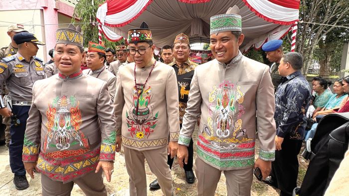 HUT KOTIM: Bupati Kotim Halikinnor mendampingi Plt Sekda Kalteng Leonard S. Ampung di upacara peringatan HUT ke-73 Kotim di stadion 29 November Sampit, Rabu (7/1/2026). FOTO: YUNI/RADAR SAMPIT