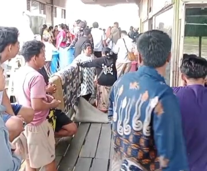 Kerumunan warga di rumah pelaku bunuh diri, di Jalan GM Arsyad, RT 16, Kelurahan Baru, Kecamatan Arut Selatan, Kabupaten Kobar, Rabu (7/1) (Warga/Radar Sampit)