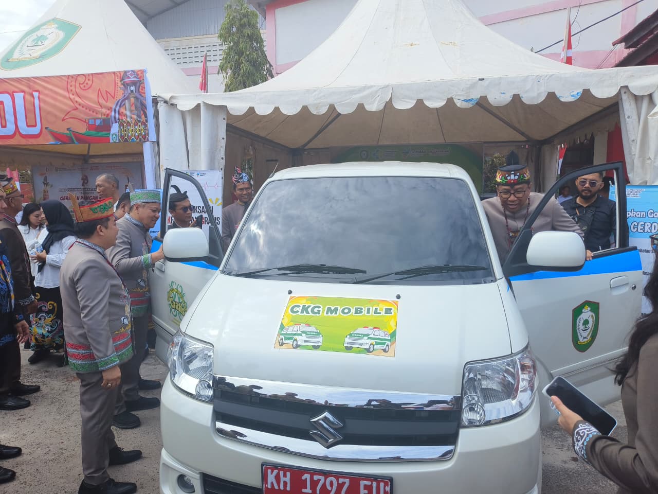 LUNCURKAN : Peluncuran mobil operasional CKG Dinkes Kotim pada momen HUT Kotim ke-73 tahun, Rabu (7/1).TAUFIK UNTUK RADAR SAMPIT