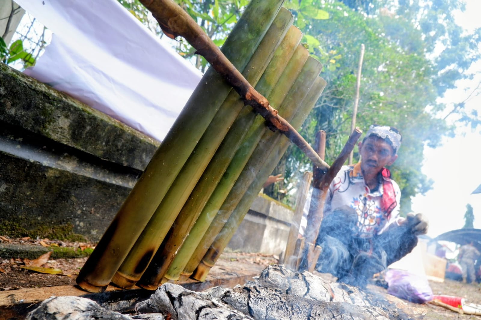 Malamang, memasak ketan di dalam bamboo dengan cara dibakar dalam Festival Habaring Hurung, Rabu (1/7/2026). (Oes/Radar Sampit)