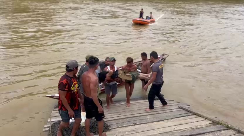 Jasad korban AS (63) ketika ditemukan tewas tenggelam di Sungai Habaon, Desa Tumbang Habaon, Kecamatan Tewah, Selasa (6/1).