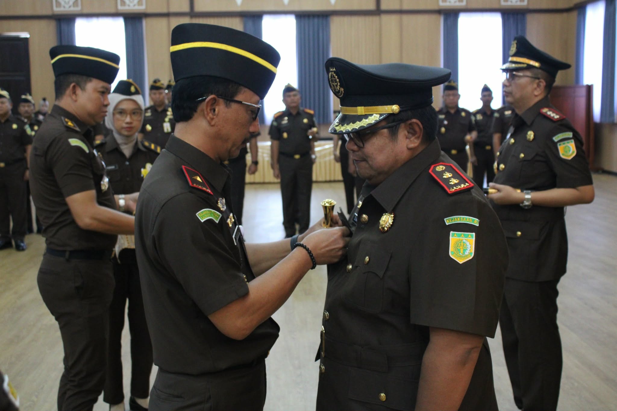Kepala Kejaksaan Tinggi (Kajati) Kalteng Nurcahyo J.M saat melantik Kepala Kejaksaan Negeri Barito Selatan di aula Kantor Kejati Kalteng, Rabu (7/1/2026).