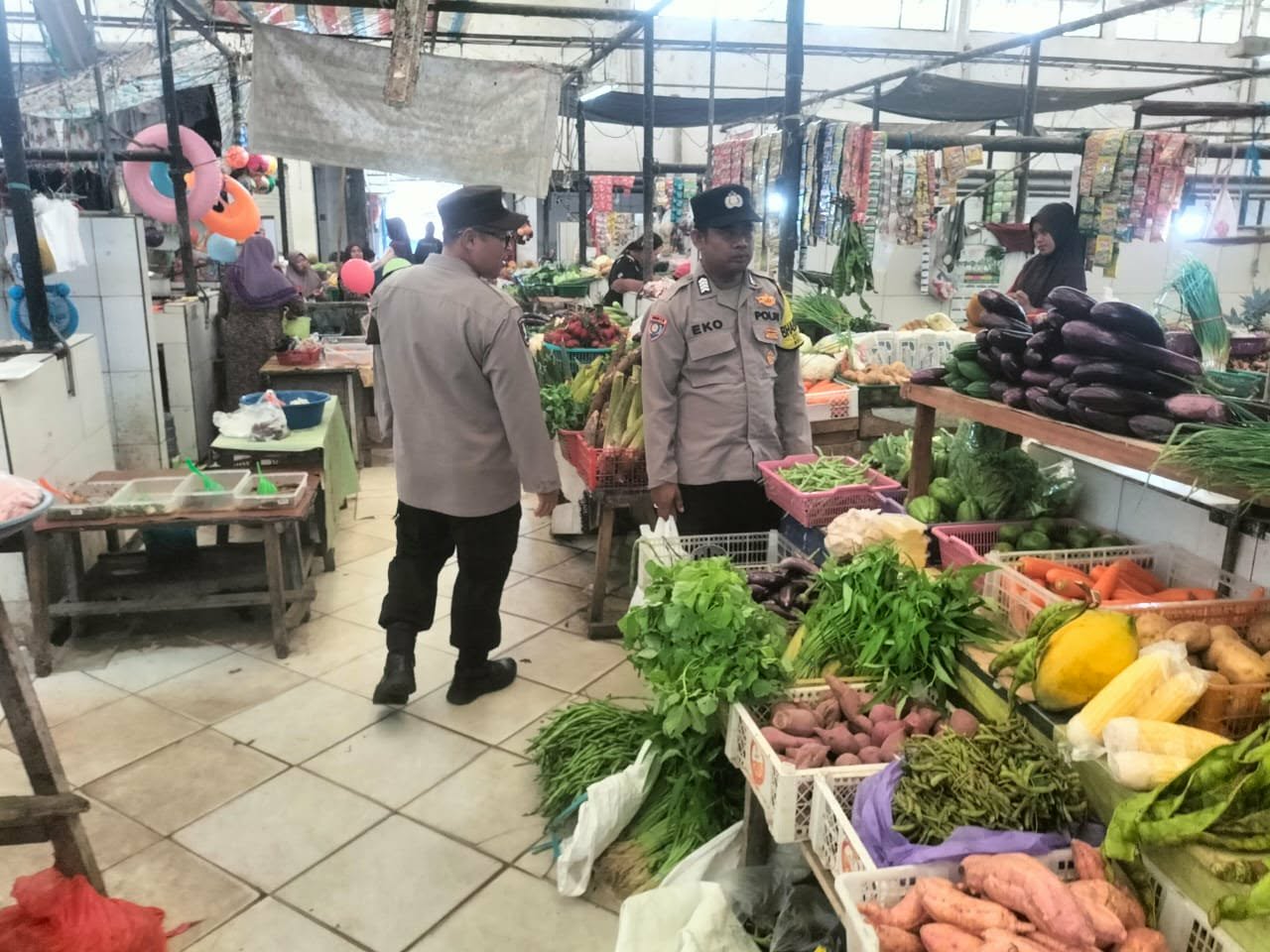 Personel Polsek Bukit Batu saat patroli dan sambang ke Pasar Rakyat Tangkiling, Kecamatan Bukit Batu, Rabu (7/1/2026).