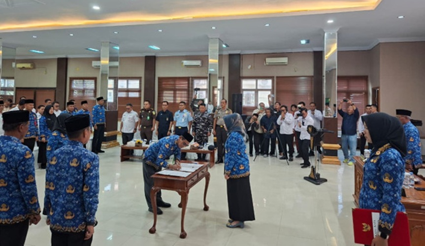 Bupati Kotawaringin Barat, Hj. Nurhidayah melantik 11 pejabat tinggi pratama  di Aula Sangga Banua, Sekretariat Daerah Kobar Rabu (7/1/2026). (Diskominfo Kobar)