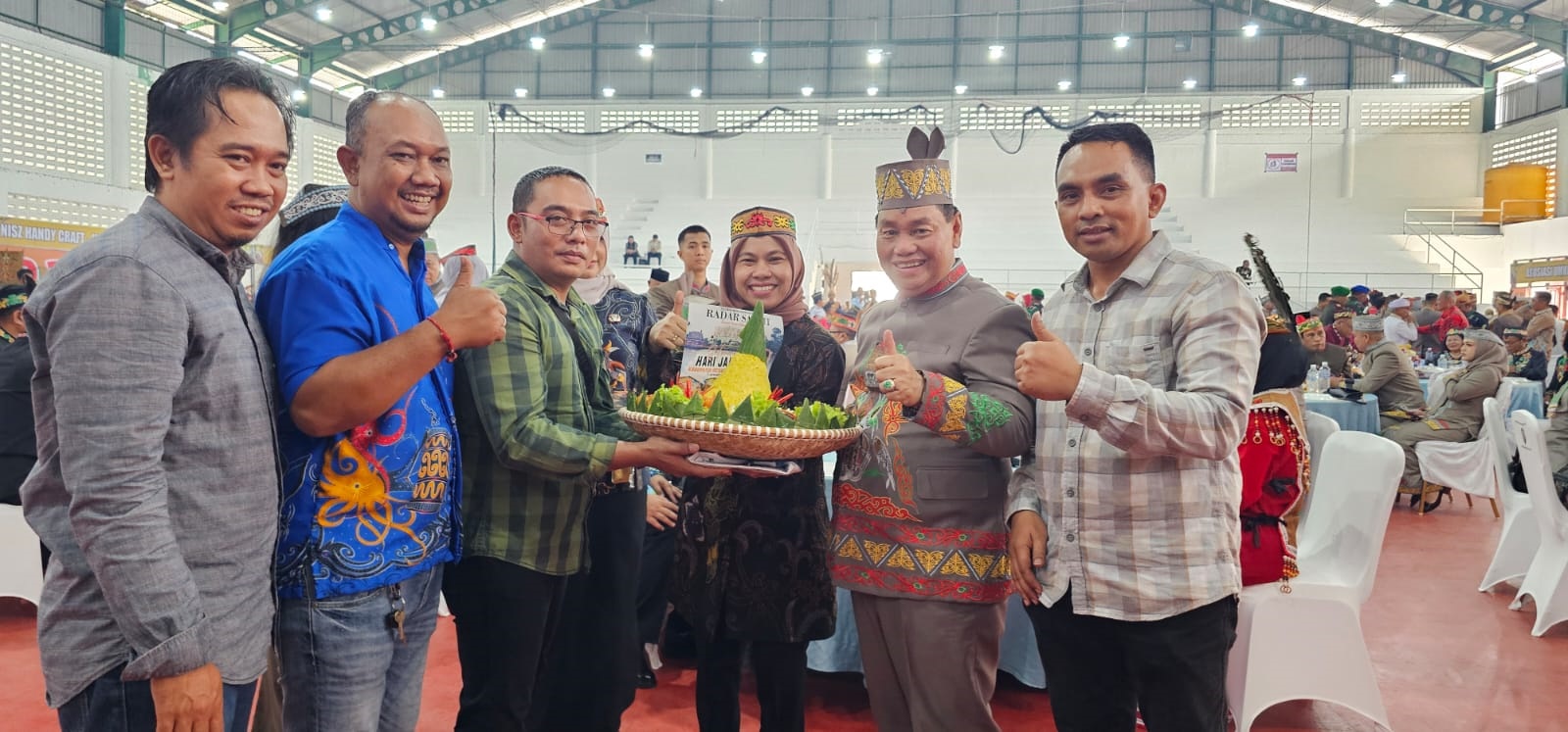 Direktur Radar Sampit Siti Fauziah bersama jajaran manajemen bersama Bupati Kotim Halikinnor saat Hasupa Hasundau (ramah tamah)  dalam perayaan HUT ke 73  Kotim, Rabu (7/1).