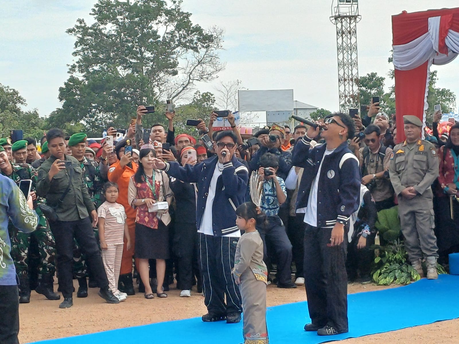 Duo penyanyi viral Ceselino dan Meyder Samuel, tampil menghibur usai Upacara HUT Ke-73 Kotim, di Stadion 29 Nopember Sampit, Rabu (7/1/2026).