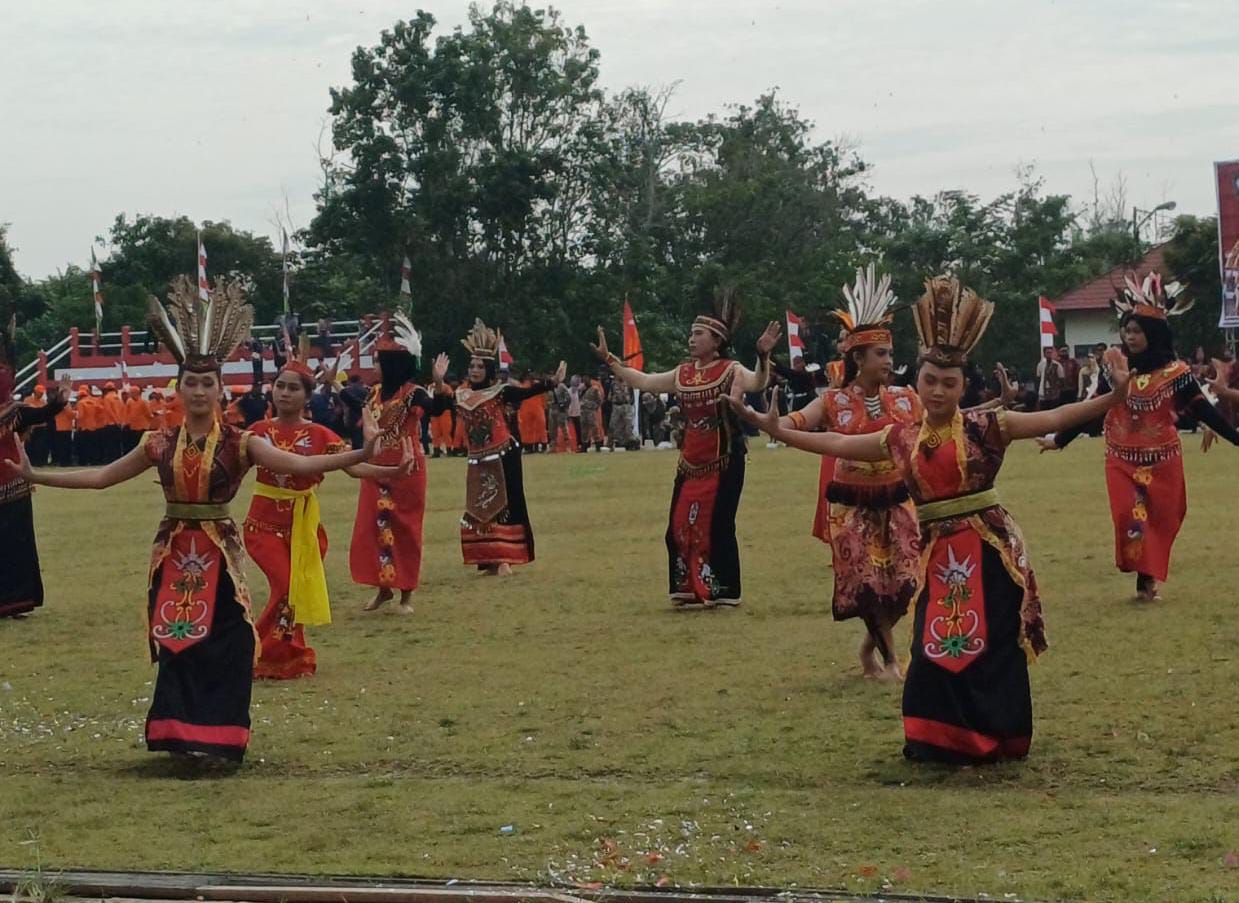 TARIAN KOLOSAL: Penampilan ratusan penari tradisional dari pelajar Kotim, Rabu (7/1/2026).