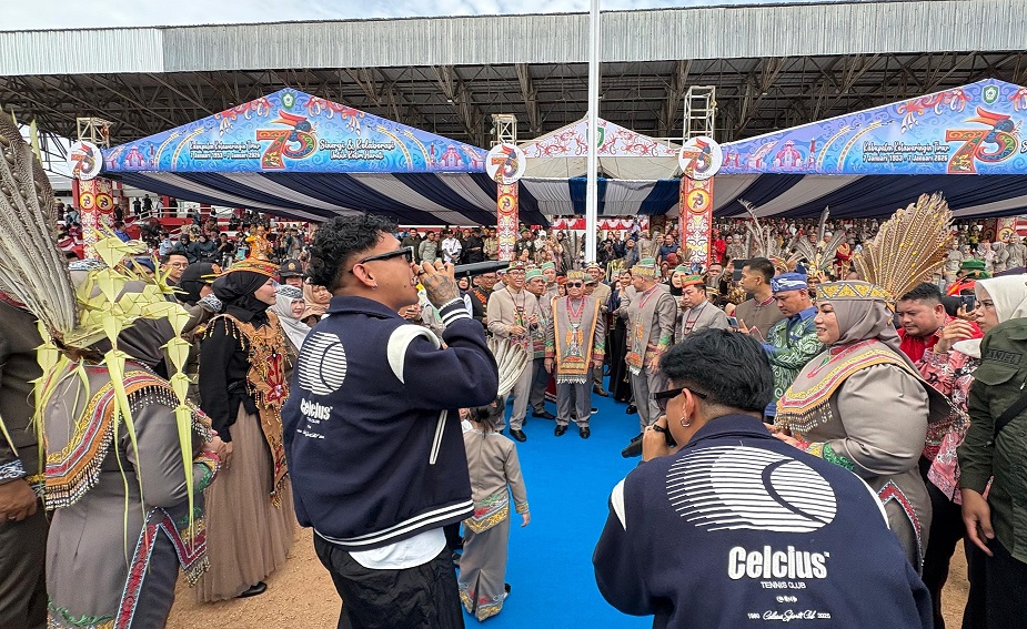 : Penampilan Chesylino dan Mayder Samuel saat membawakan lagu&ldquo;Tor Monitor Ketua"setelah upacara HUT ke 73 Kotim di stadion 29 November Sampit, (7/1).