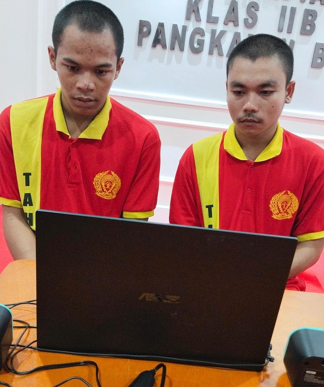 Dua pemuda didakwa mencuri buah kelapa sawit milik PT Sawit Multi Utama (SMU).