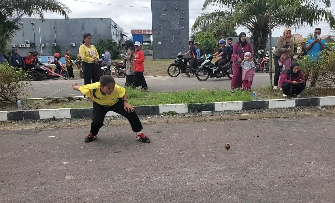 Salah satu peserta berlaga dalam bacurai atau adu lama putaran, tanda lomba habayang atau bagasing dimulai. (Oes/Radar Sampit)