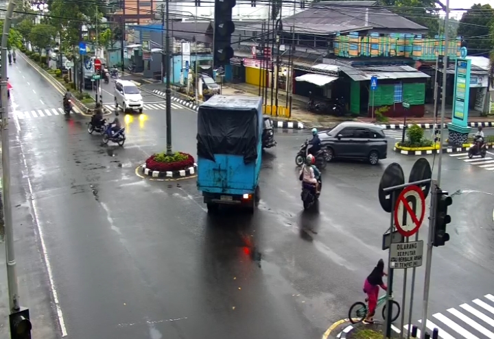 RAWAN LAKA: Suasana lalulintas di simpang Bank Kalteng Pangkalan Bun yang semrawut lantaran lampu pengatur lalulintas rusak, Rabu (7/1).