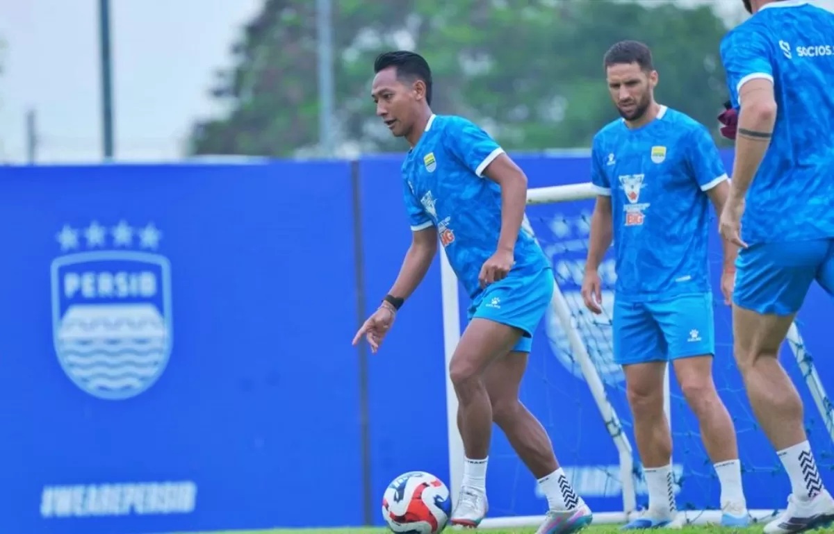 BERLATIH: Beckham Putra (kiri) saat kembali latihan bersama Persib Bandung. (Dok. Persib)