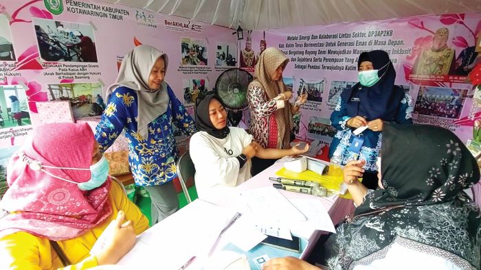 KONSULTASI: Petugas memberi pelayanan konsultasi KB kepada pengunjung stan DPPPAPPKB Kotim di Sampit Expo 2026, Kamis (8/1/2026). FOTO: IST/RADAR SAMPIT