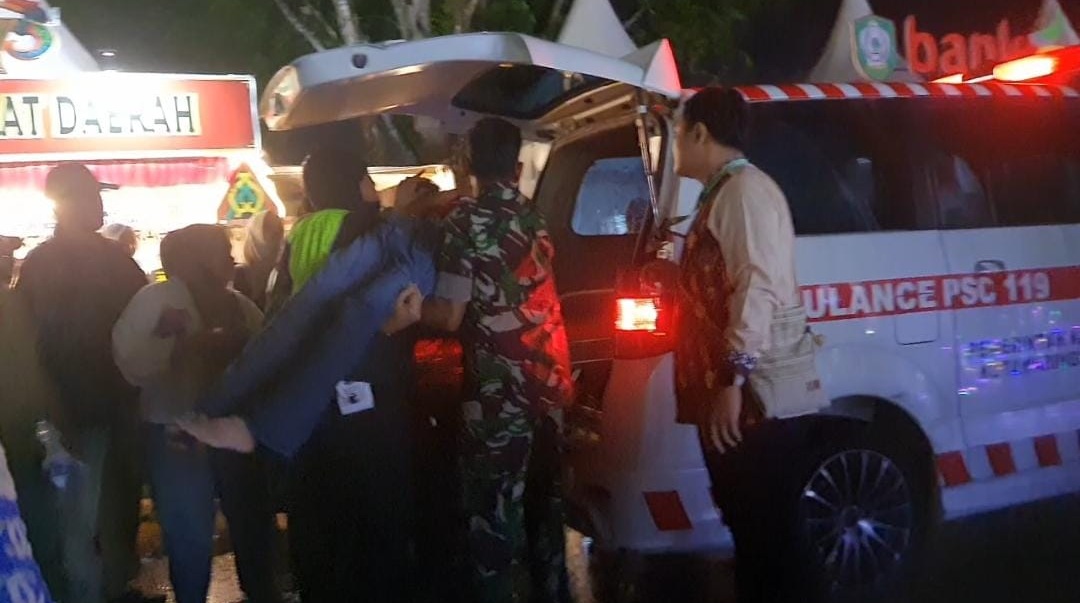 EVAKUASI: Petugas keamanan saat mengevakuasi Tasya (21) ke Ambulans untuk mendapat pertolongan pertama. (Heny/Radar Sampit)