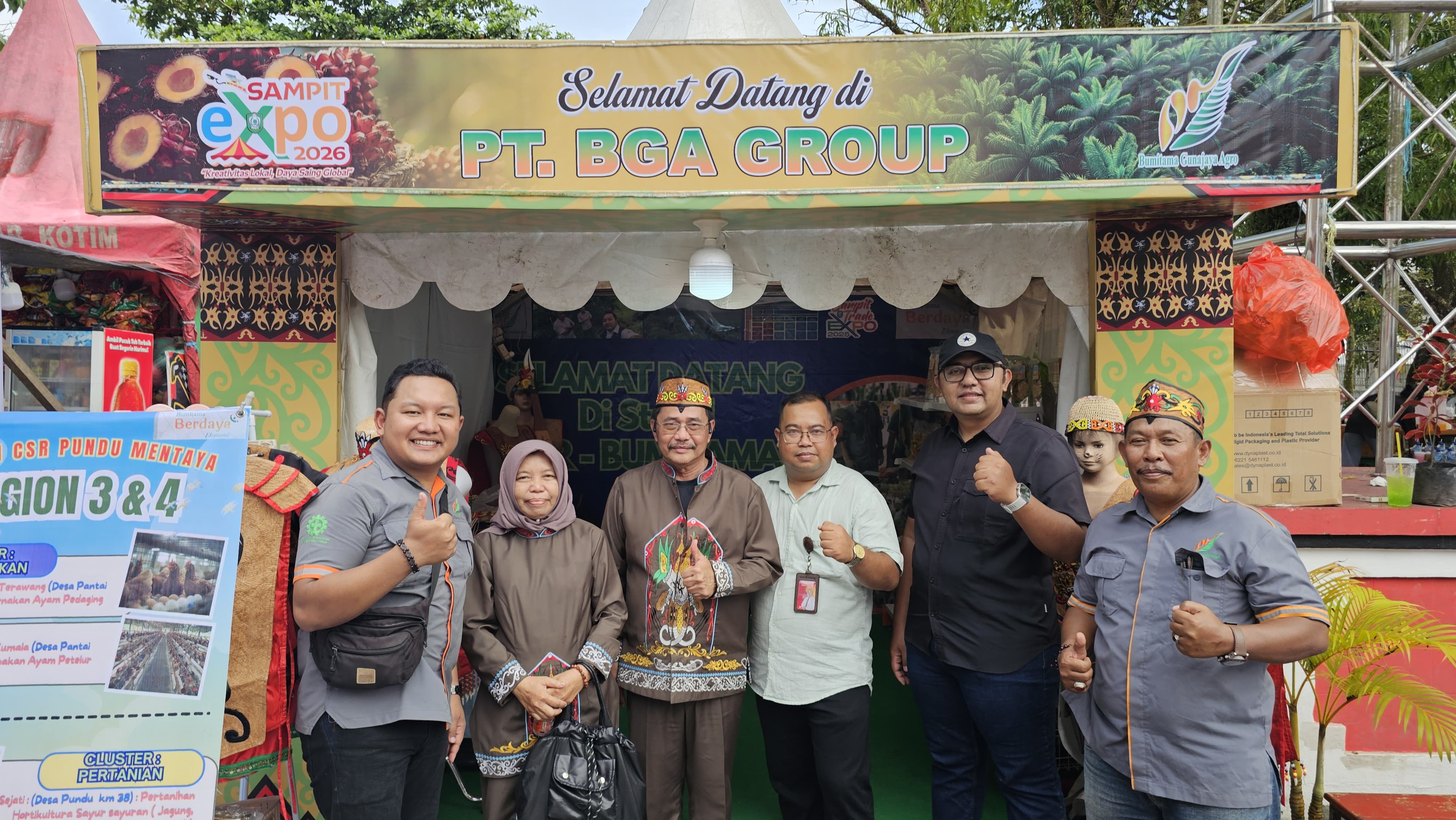 Direktur CA BGA Johan Sukardi baju adat bersama dengan kepala DPMPTSP Kotim Diana Setiawan sedang di depan stand expo BGA