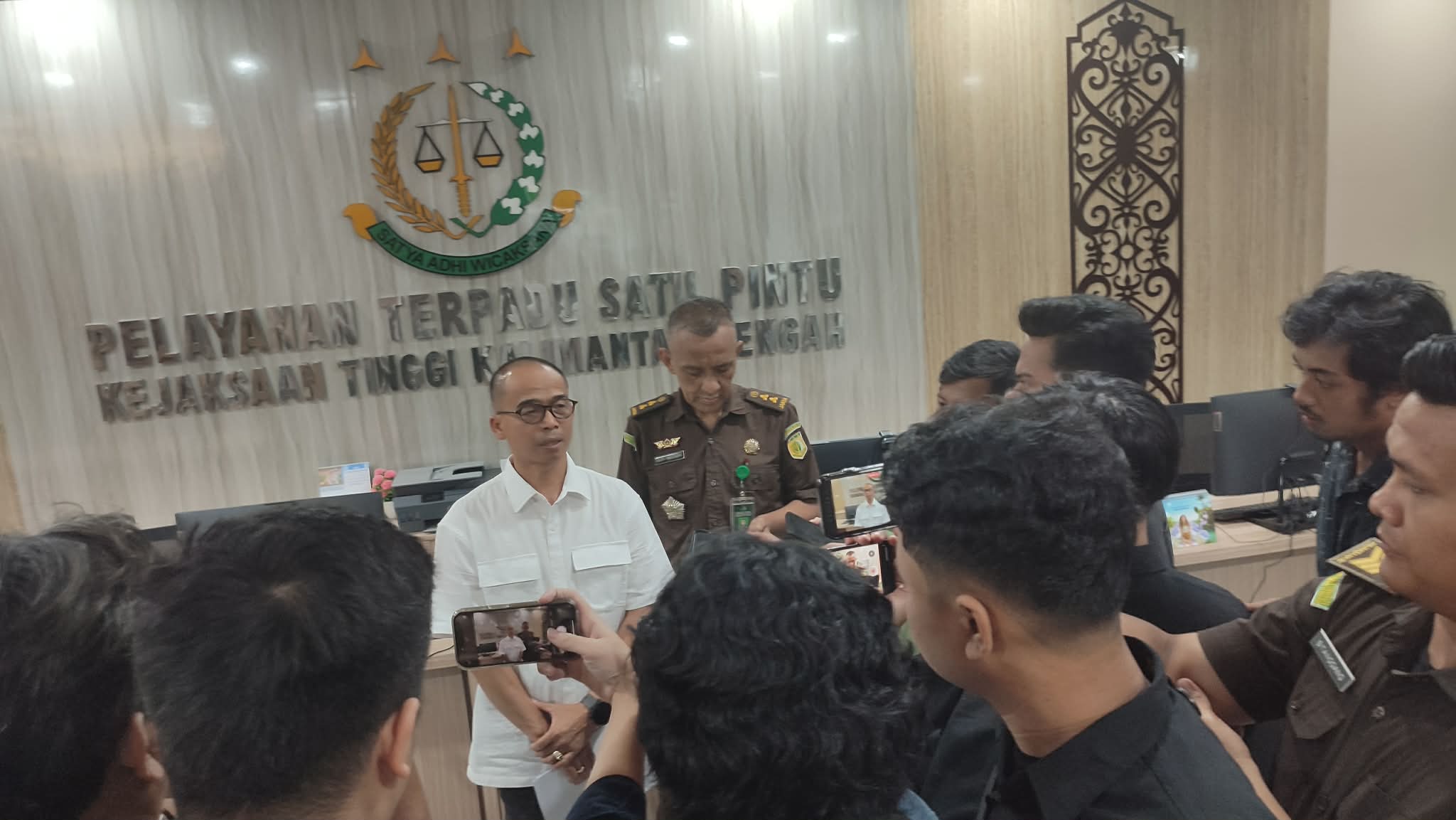 RILIS: Asisten Intelijen Kejati Kalteng Hendri Hanafi bersama Kasi Penkum Dodik, memberi keterangan perkembangan penyidikan kasus dugaan korupsi di sektor pertambangan oleh PT Investasi Mandiri (PT IM