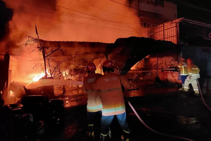 KEBAKARAN: Petugas damkar berjibaku memadamkan Kebakaran yang meludeskan sebuah bengkel di wilayah Menganti, Kabupaten Gresik, Rabu (7/1/2026) malam. (Ludry Prayoga/Jawa Pos)