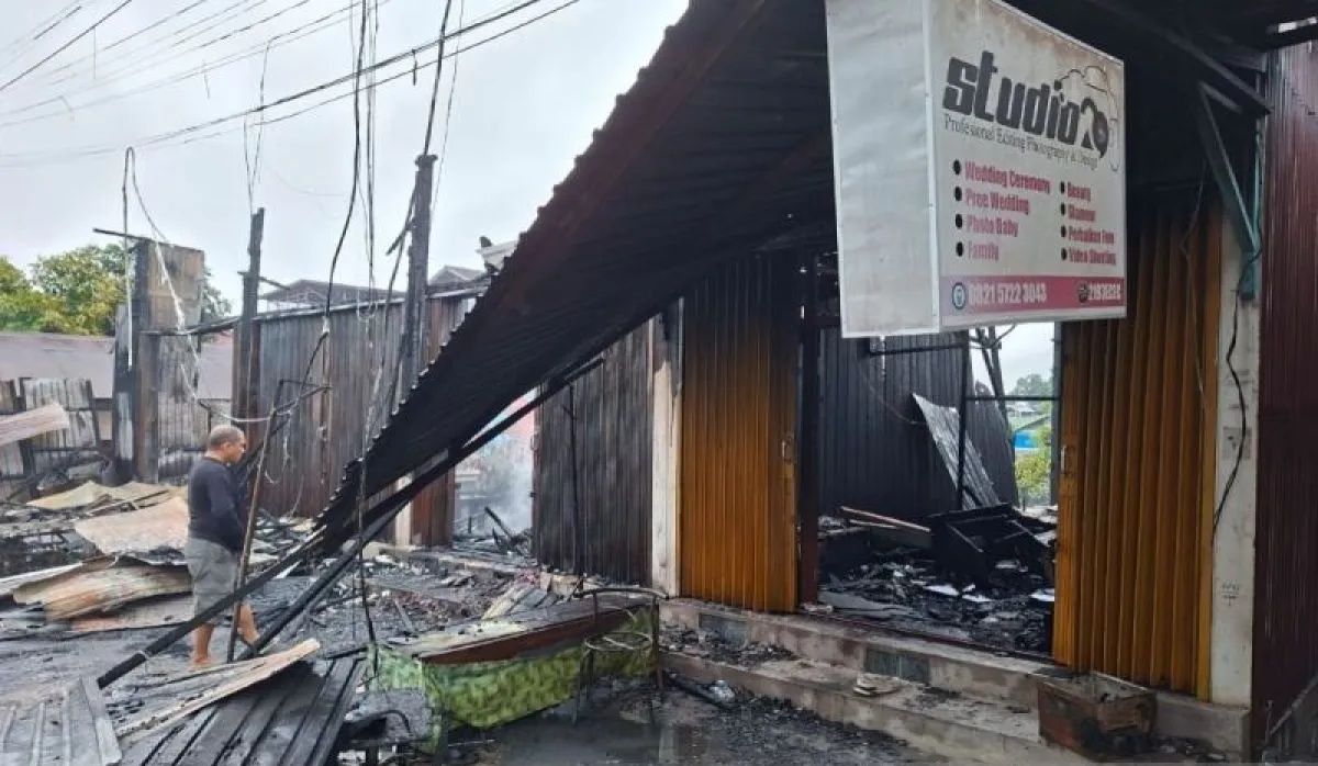 Warga berada di depan empat pintu toko yang terbakar di Jalan Merak Muara Teweh, Kamis (8/1/2026) ANTARA/Kasriadi
