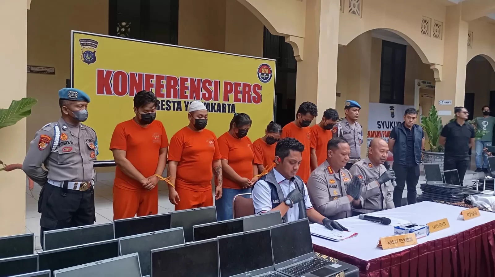 Enam orang ditetapkan sebagai tersangka kejahatan love scamming. Diperlihatkan di Mapolresta Jogja, Rabu (7/1/2026). (iwan Nurwanto/Radar Jogja)