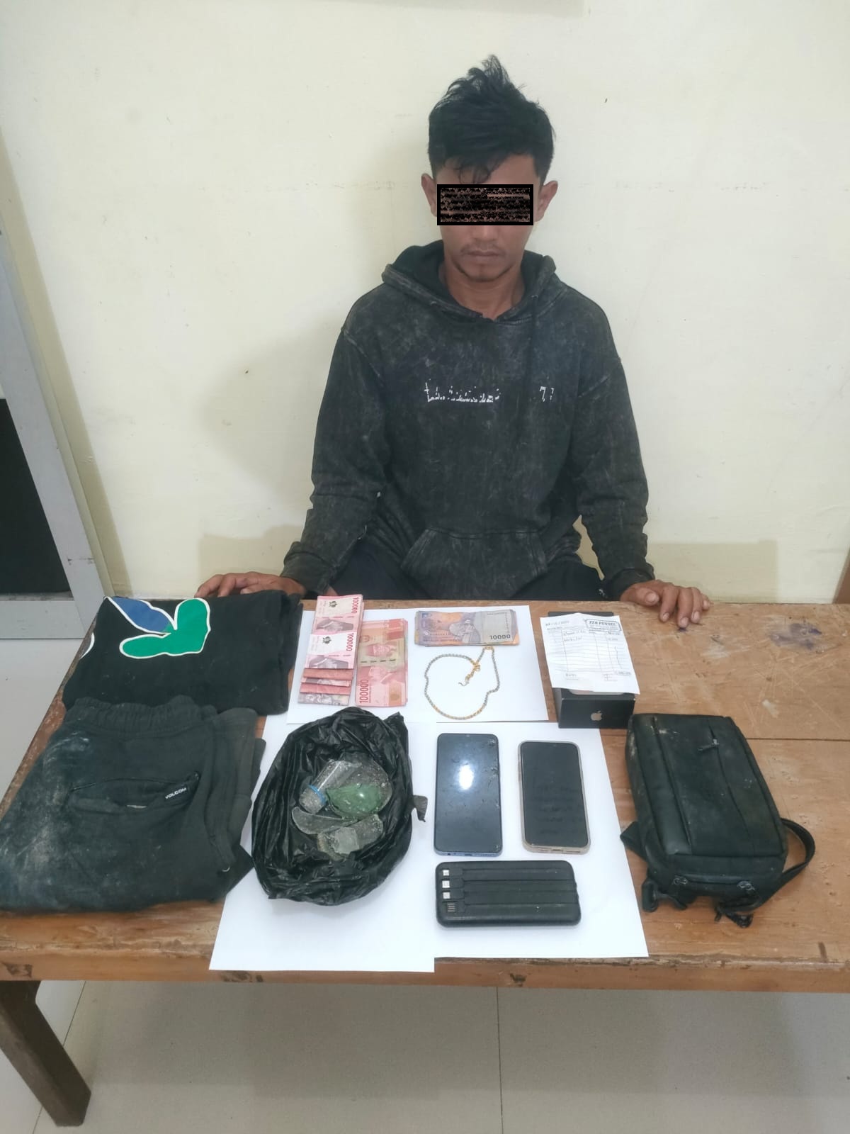 Pelaku FS (25) beserta barang bukti ketika diamankan di Mapolsek Kurun, Rabu (7/1).