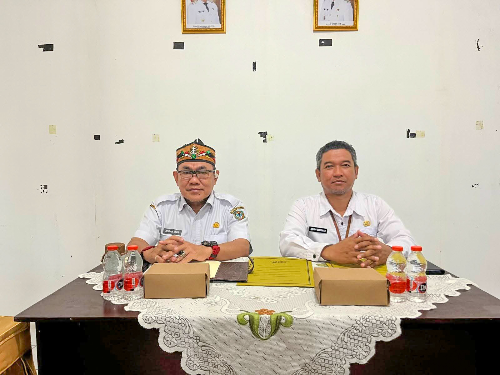 Asisten II Setda Seruyan Adhian Noor bersama Kadis DPMPTSP Seruyan Agung Setiawan rapat tentang Persetujuan Bangunan Gedung