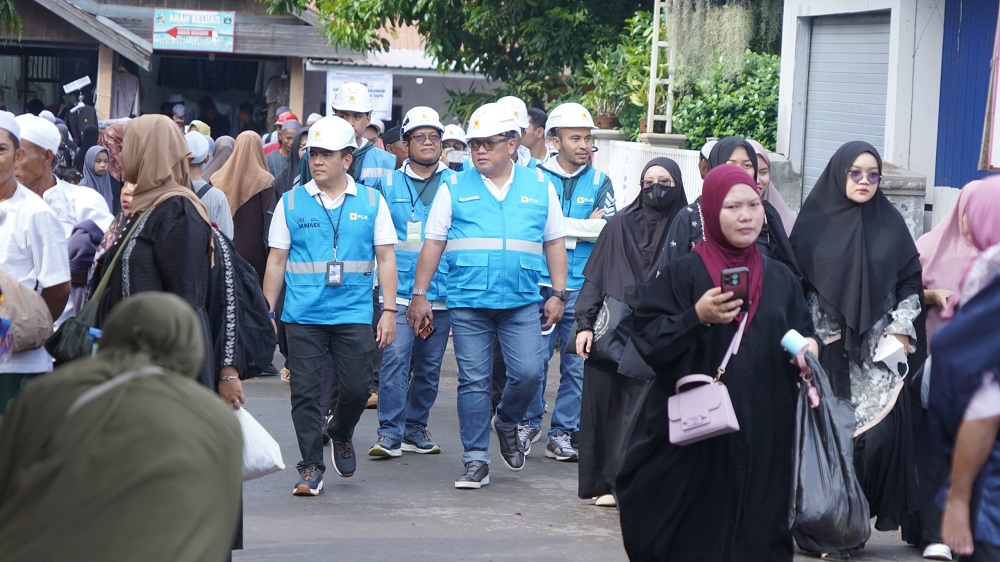 GM PLN UID Kalselteng Iwan Soelistijono saat melakukan peninjauan posko siaga kelistrikan di tengah keramaian jamaah momen 5 Rajab.