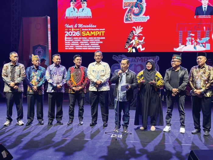 RESMI DIBUKA: Bupati Kotim Halikinnor membuka Sampit Expo 2026, Gelora Kriya Dekranasda Kotim dan Festival Budaya Habaring Hurung, Rabu (7/1/2026). YUNI/RADAR SAMPIT