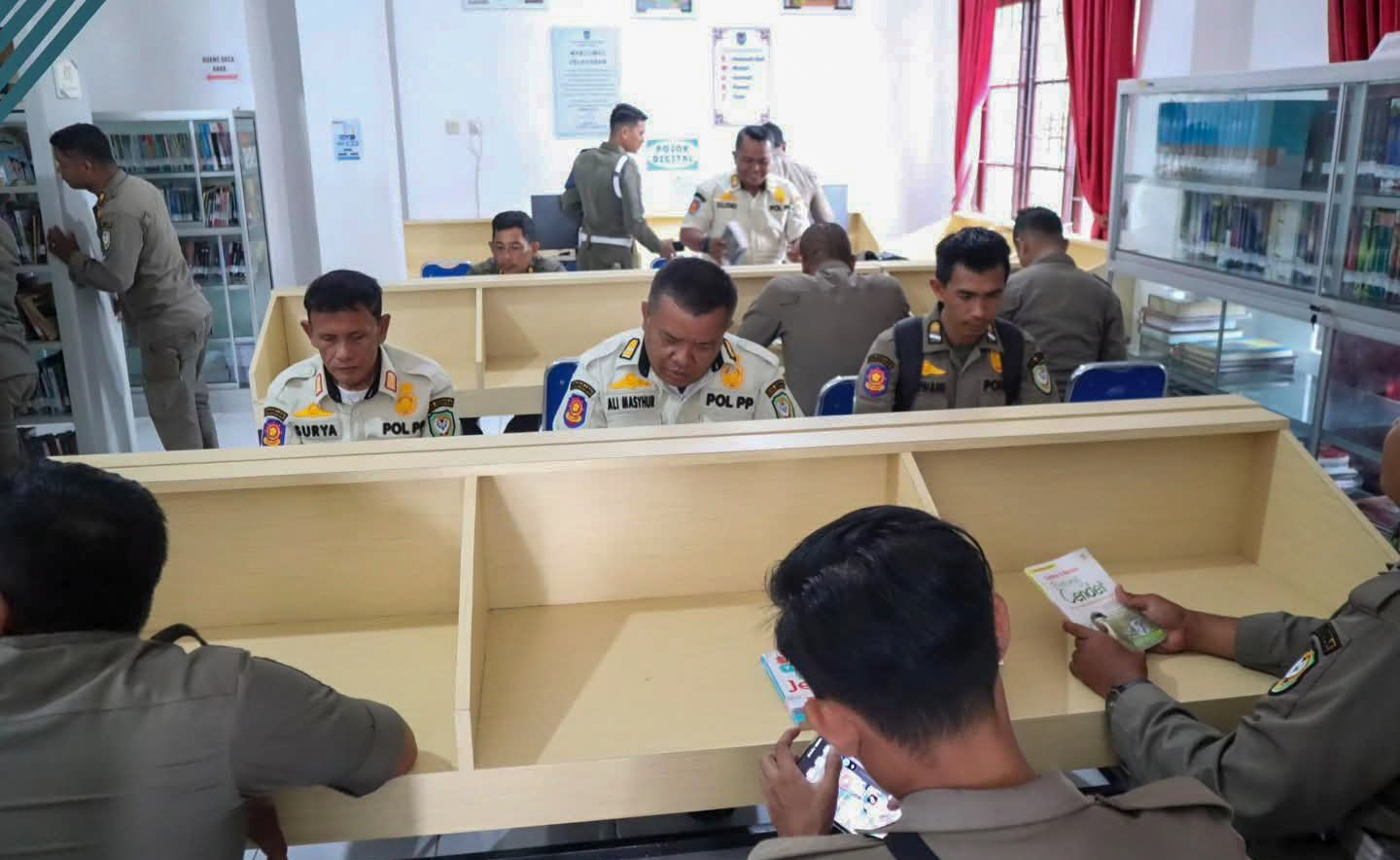 Satuan Polisi Pamong Praja Kabupaten Seruyan mendukung pembangunan sumber daya manusia (SDM) melalui program Satpol Gemar Membaca (SGM).