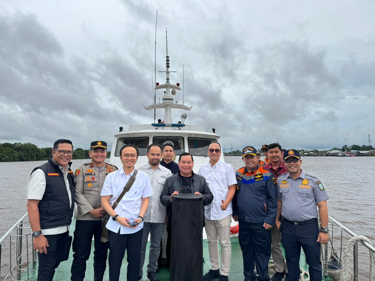 Bupati Kotim Halikinnor bersama insan perhubungan dan instansi lainnya di Sungai Mentaya.
