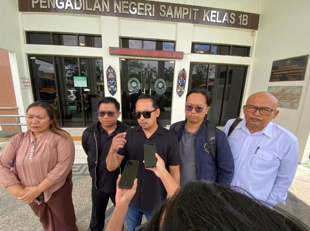 Nurahman Rahmadani selaku Kuasa Hukum RY memberikan keterangan pers usai sidang praperadilan di Pengadilan Negeri Sampit, Kamis (8/1).