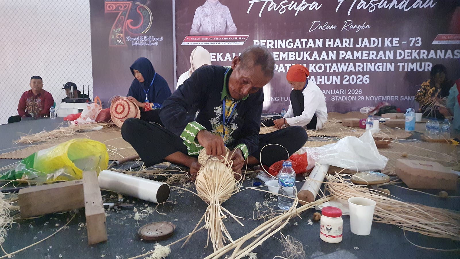 MENJAWET UWEI : Para pengrajin anyaman rotan yang ikut menjadi peserta dalam lomba menjawet uwei atau menganyam rotan di Gedung Futsal Indoor Stadion 29 November, Kamis (8/1/2026).HENY/RADAR SAMPIT&nbsp;