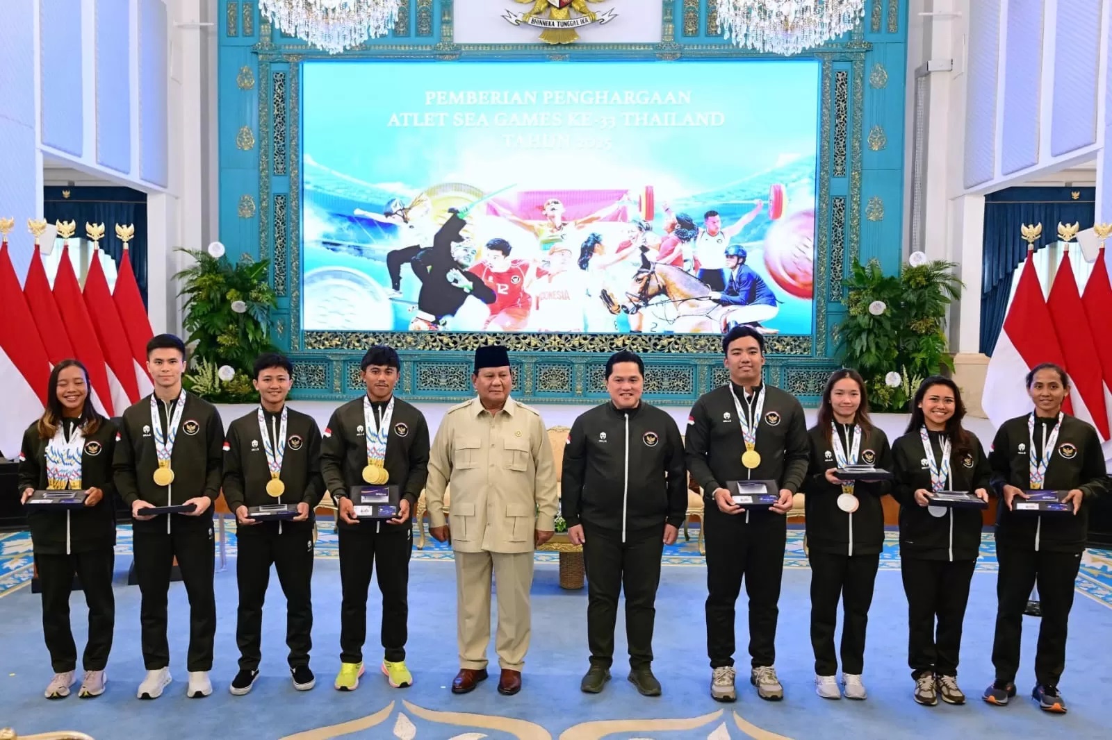 Presiden RI dan Menpora RI bersama sejumlah atlet SEA Games 2025 yang meraih medali emas dan bonus