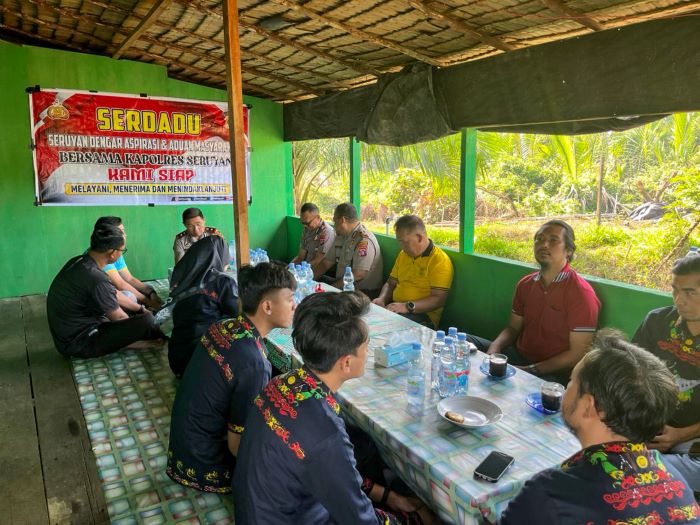 JUMAT CURHAT: Polres dan warga Seruyan dialog santai soal Kamtibmas di warung kopi, Jumat (9/1/2026). FOTO: RIFANI/RADAR SAMPIT