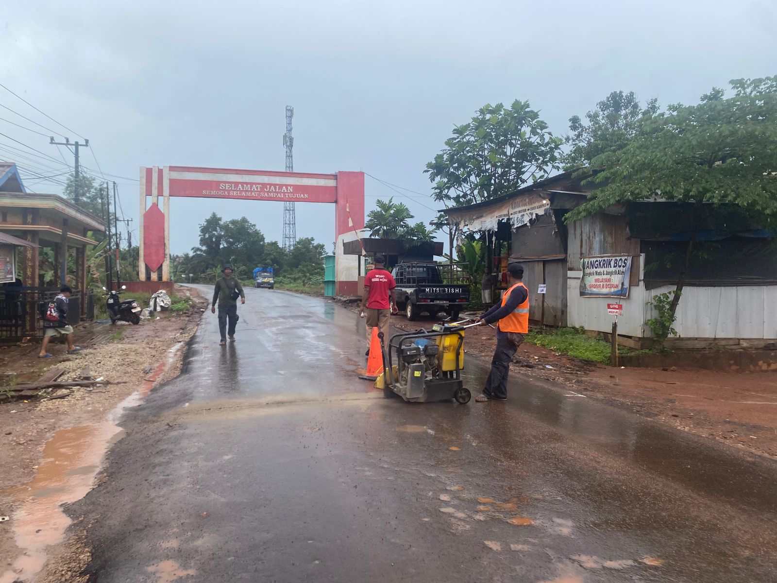 CUTTING : Tim teknis DSDABMBKPRKP Kotim melakukan identifikasi dan cutting jalan pada titik Jalan Lesa Parenggean yang mengalami kerusakan.&nbsp;BAGUS UNTUK RADAR SAMPIT