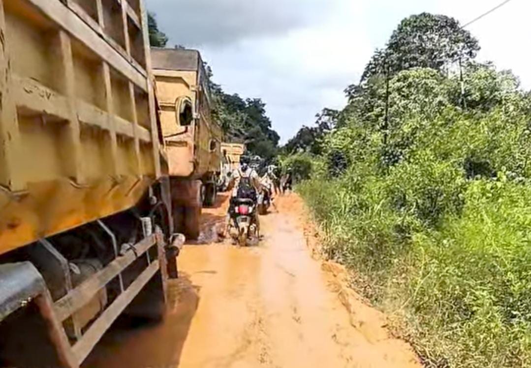 Kondisi jalan poros Mentaya Hulu, Kabupaten Kotawaringin Timur yang jadi lumpur saat musim hujan seperti sekarang. (Facebook Wahidah)