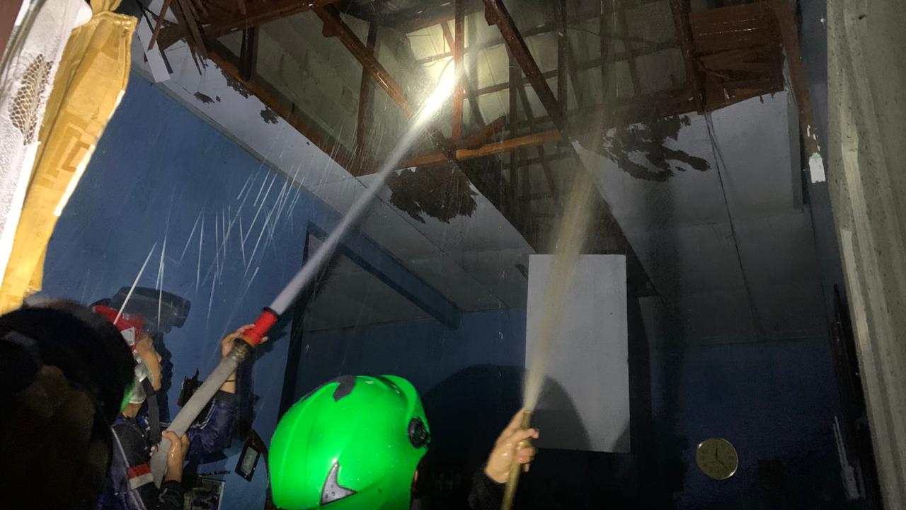 Pemadaman api yang sempat membakar plafon sebuah rumah di Jalan Pangeran Samudra IV, Kecamatan Jekan Raya,Kamis (8/1)menjelang tengah malam.