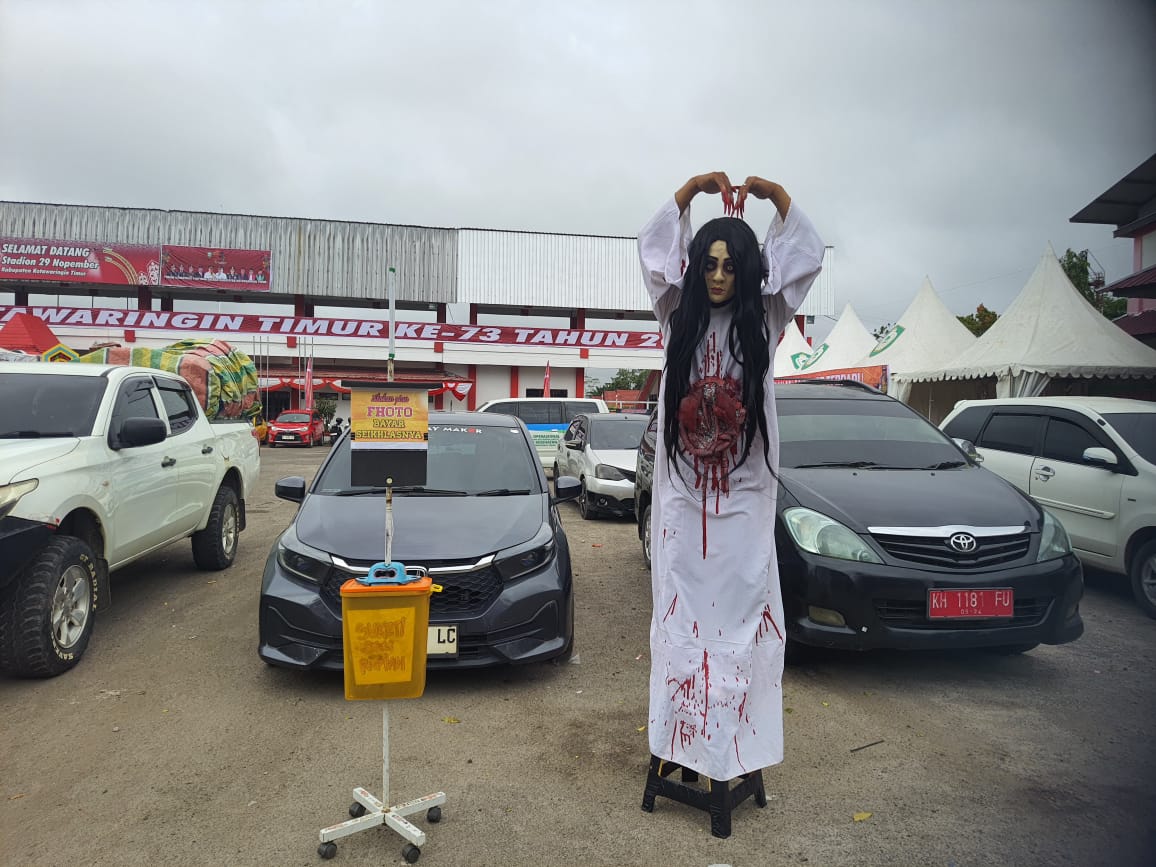 SENIMAN JALANAN : Seniman jalanan asal Amuntai yang memperagakan kostum kuntilanak ikut meramaikan Sampit Expo, di Stadion 29 November, Kamis (8/1).HENY/RADAR SAMPIT