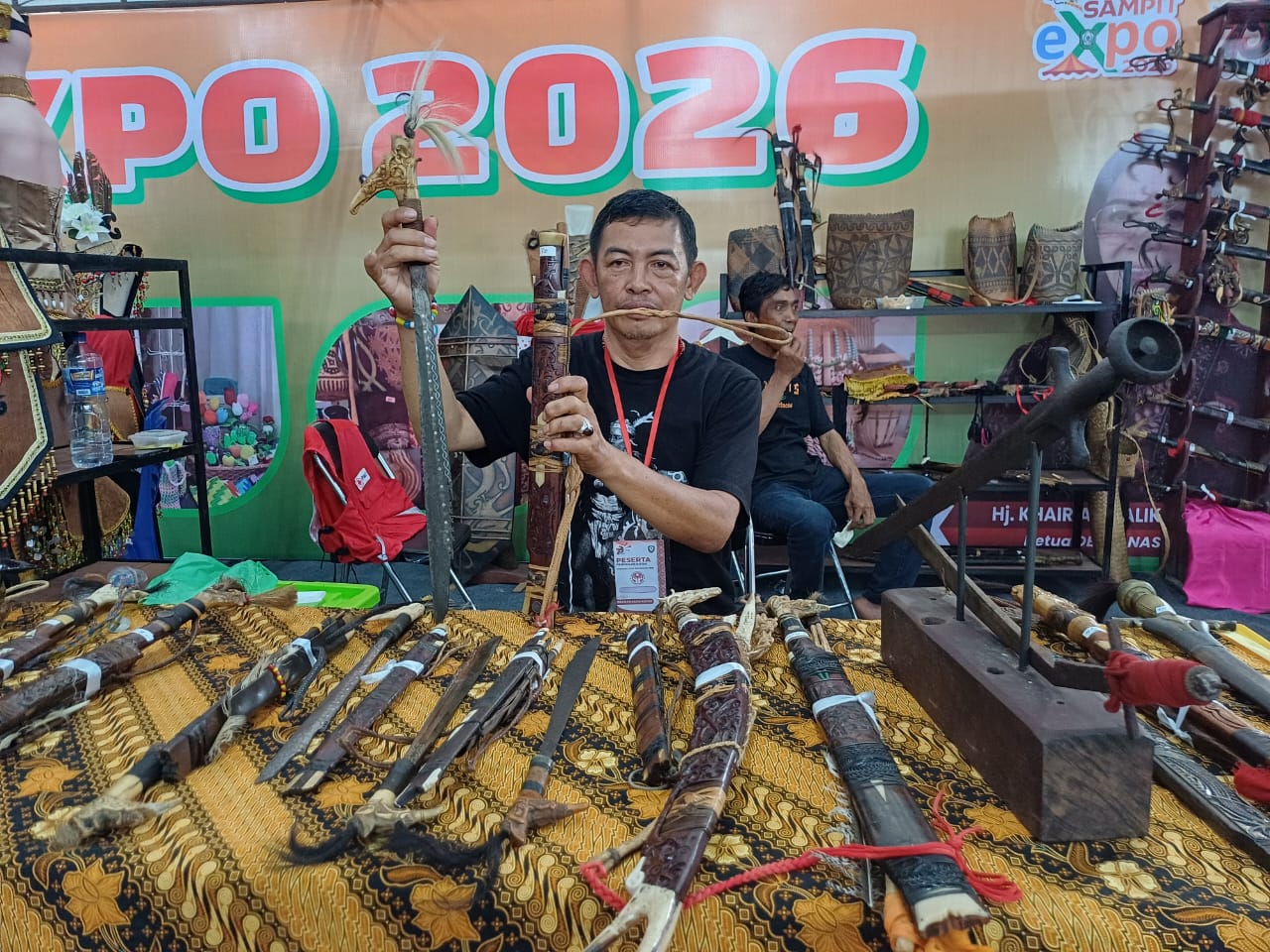 Penggerak Komunitas Pecinta Mandau memamerkan Mandau-Mandau kebanggaan dalam Sampit Expo 2026. (Oes/Radar Sampit)