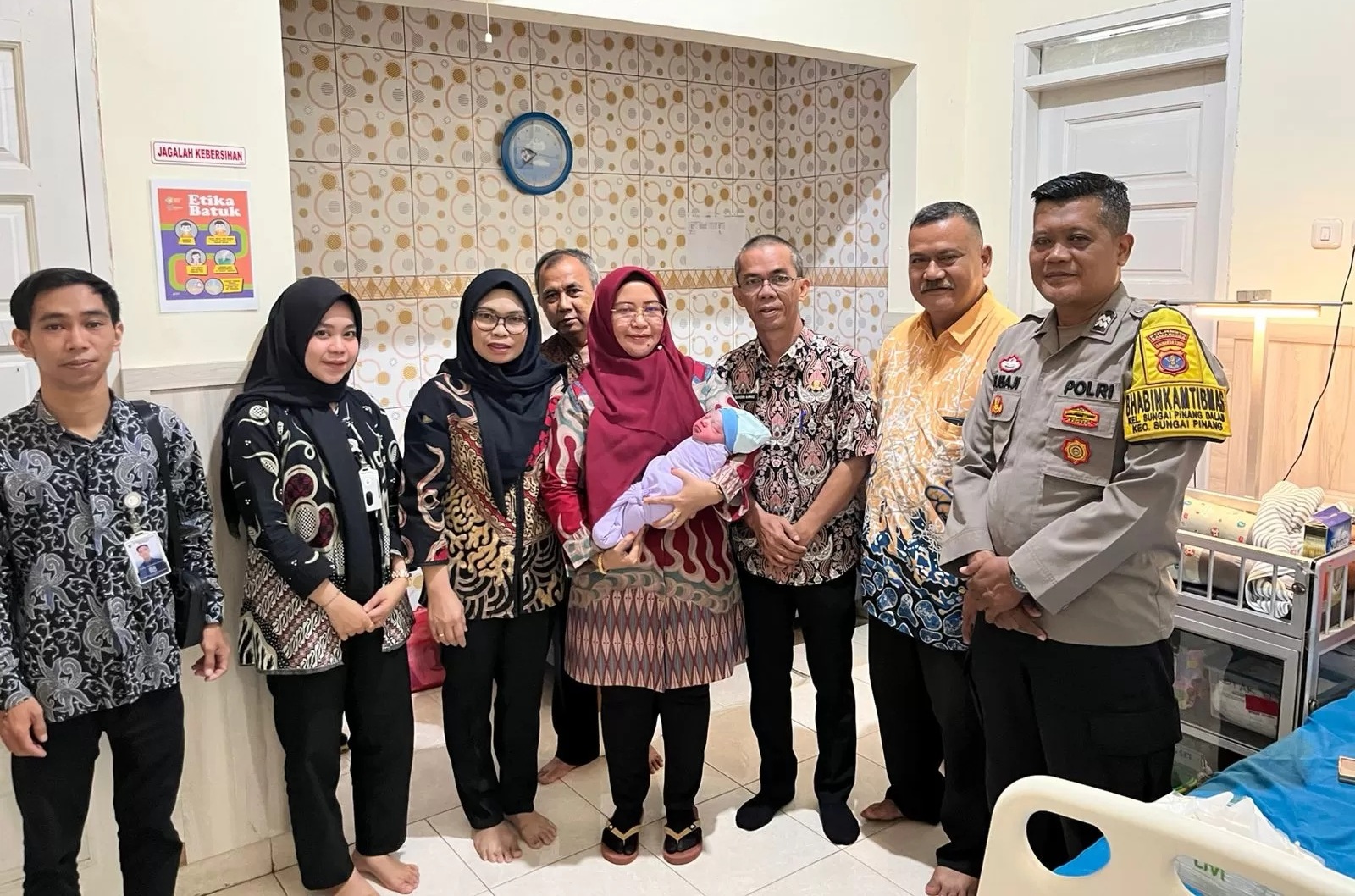 DALAM PERAWATAN: Sosok bayi laki-laki yang ditemukan di Jalan Gerilya, Gang Mandiri, kini tengah dirawat khusus di klinik terdekat. (Grup ITS/ Kaltimpost)