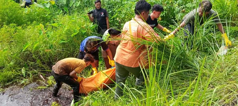 EVAKUASI : Petugas mengevakuasi mayat pria dari kawasan rawa-rawa di Jalan G Obos Ujung, Kota Palangka Raya, Jumat (9/1/2026). FOTO: DODI/RADAR SAMPIT