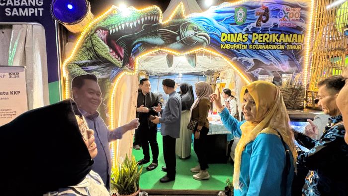 SAMPIT EXPO: Bupati Kotim Halikinnor didampingi Kepala Diskan Kotim mengunjungi stan Dinas Perikanan Kotim yang berpartisipasi dalam Sampit Expo 2026, Jumat (9/1/2026). FOTO: YUNI/RADAR SAMPIT