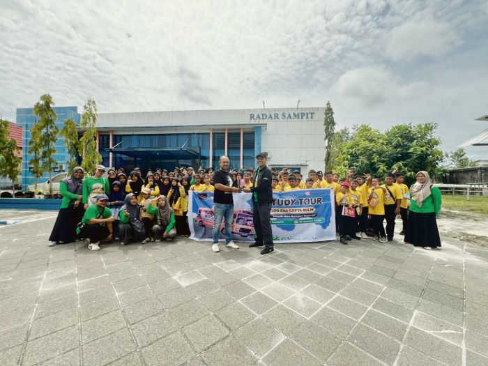 SINERGI: Kepala SD Eka Tjipta Sulin Wahyu Wibowo menyerahkan plakat kepada pihak Radar Sampit