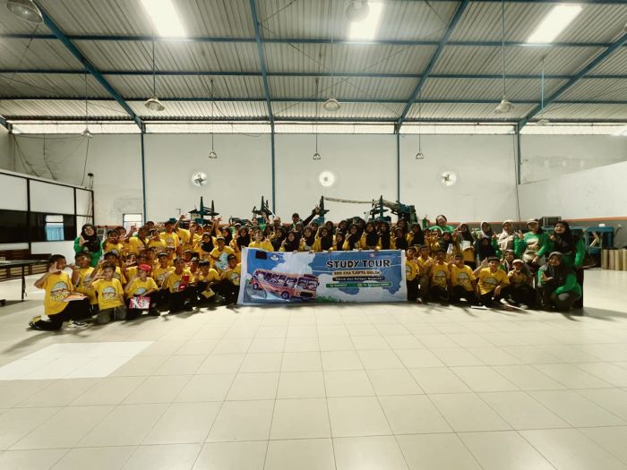 PEGIAT LITERASI: Murid SD Eka Tjipta Sulina bersama dewan guru berfoto bersama di gedung percetakan Surat Kabar Harian Radar Sampit