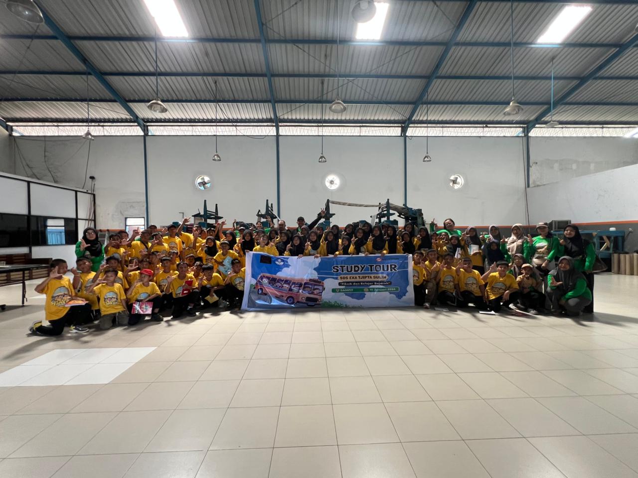 PEGIAT LITERASI: Murid SD Eka Tjipta Sulina bersama dewan guru berfoto bersama di gedung percetakan Surat Kabar Harian Radar Sampit