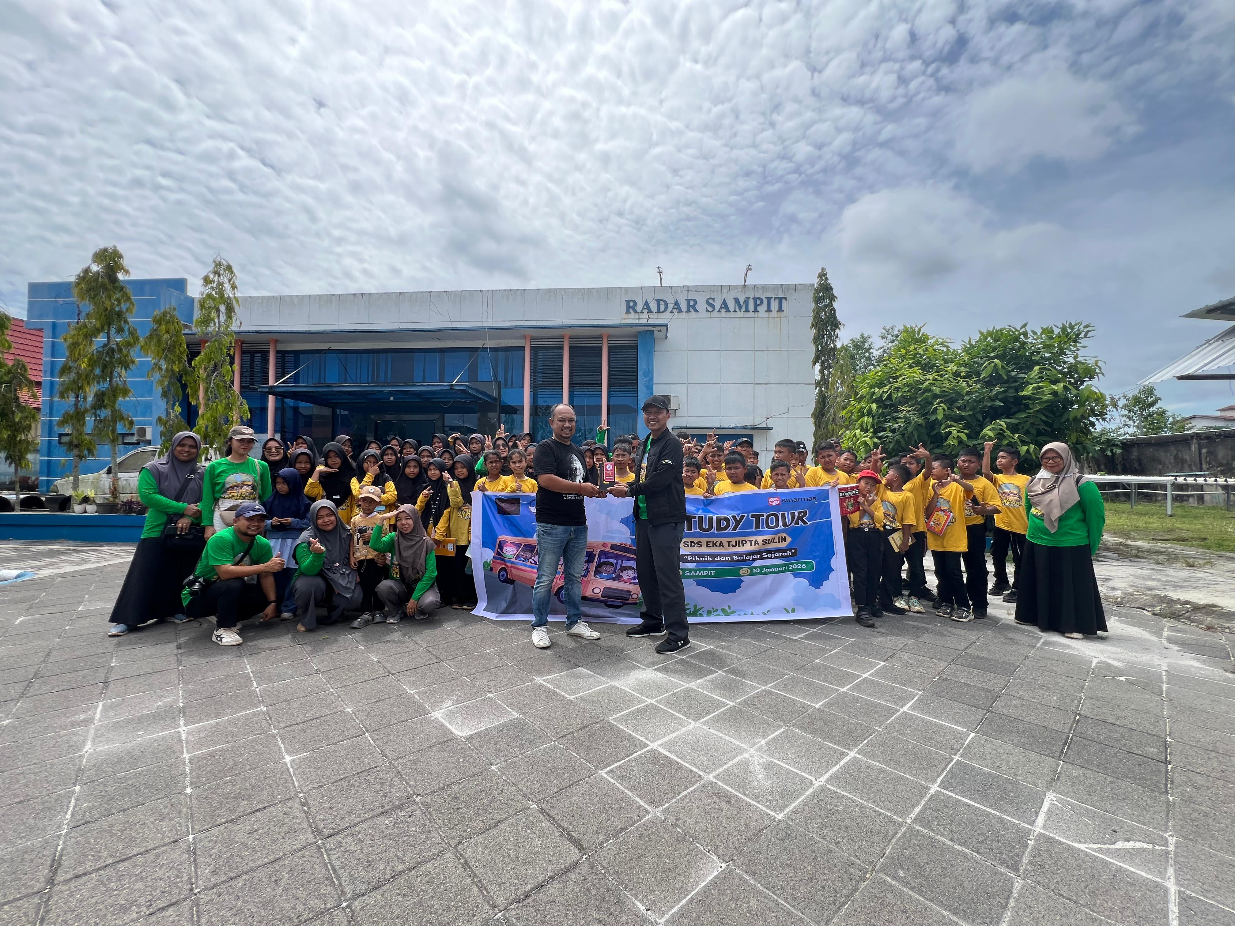 SINERGI: Kepala SD Eka Tjipta Sulin Wahyu Wibowo menyerahkan plakat kepada pihak Radar Sampit