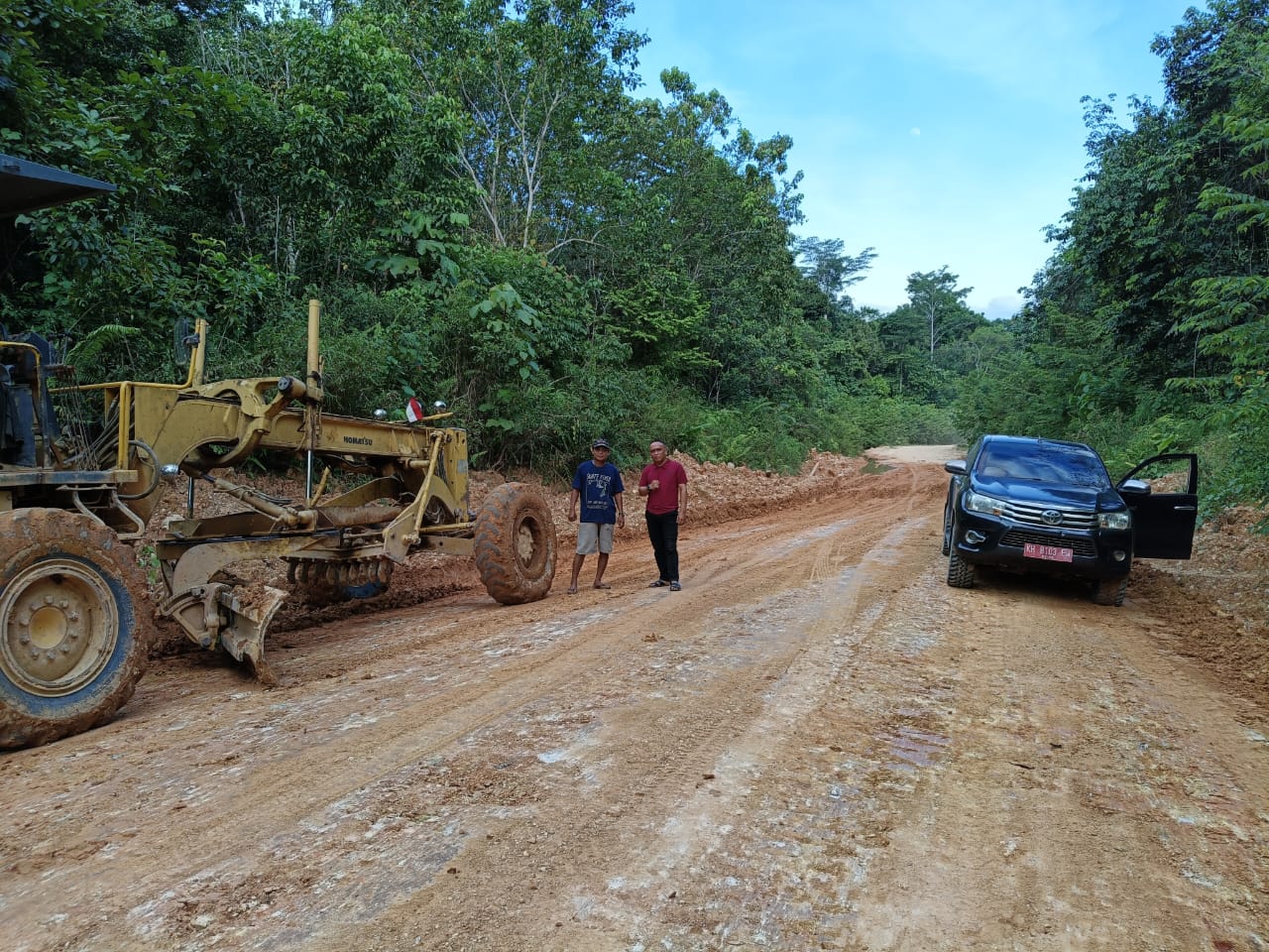 Camat Bukit Santuai Agus Saptono memantau perbaikan jalan di Desa Tumbang Batu. (Warga/Radar Sampit)